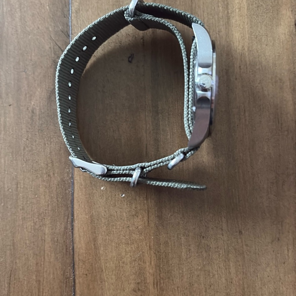 Victorinox Swiss Army NATO olive strap quartz watch preowned, needs a battery - Picture 2 of 5